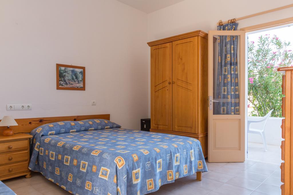 Hostal Mayans Es Pujols Buitenkant foto