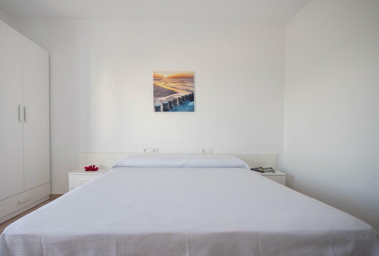 Hostal Mayans Es Pujols Buitenkant foto